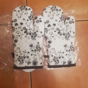 NWT Set of 2 Miss Blackbirdy Oven Mitts